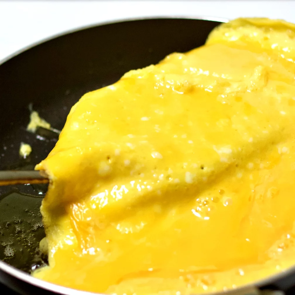 https://www.homemadefoodjunkie.com/wp-content/uploads/2014/12/Flipping-an-omelet.jpg.webp