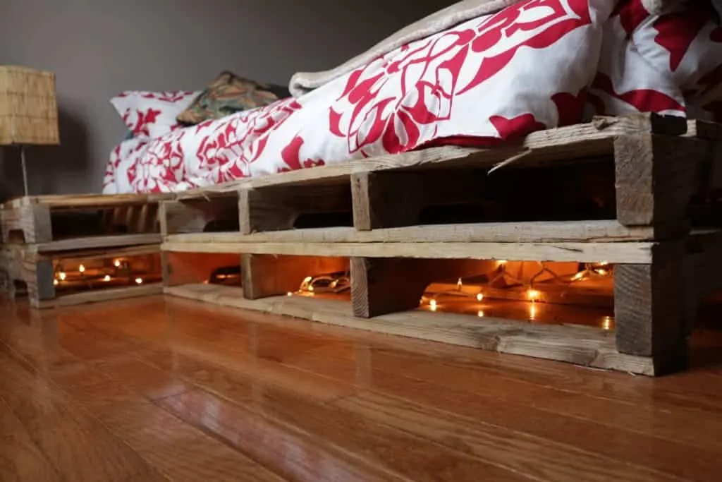 Diy Pallet Bed With Tables