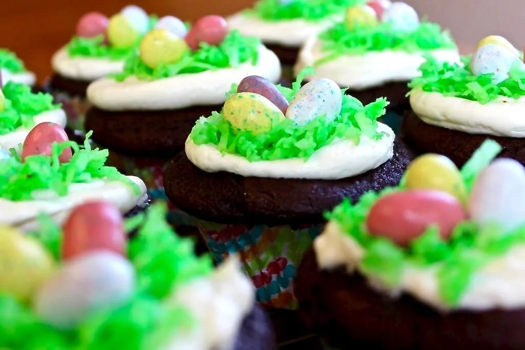 Easter Egg Hunt Cupcakes With A Cadbury Egg Baked Into The Center Of The Cupcake Http://Homemadefoodjunkie.com