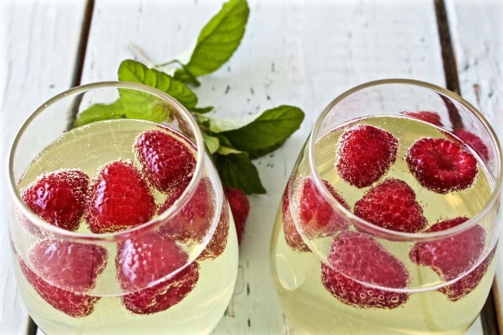 Limoncello Prosecco With Fresh Raspberries Http://Homemadefoodjunkie.com