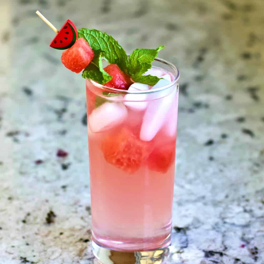 garnerad vattenmelon persika cocktail