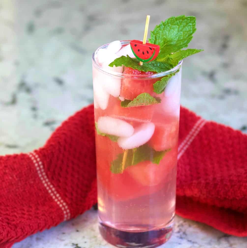 Wassermelonen-Pfirsich-Cocktail mit einem roten Handtuch. Die Garnitur anzeigen