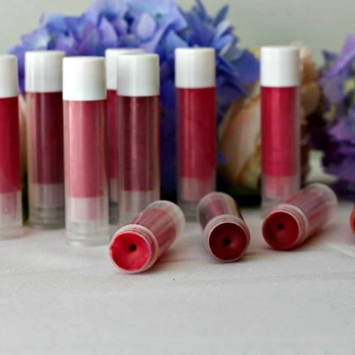 Homemade Natural Shimmering Lip Gloss completely natural homemade lip gloss http://HomemadeFoodJunkie.com