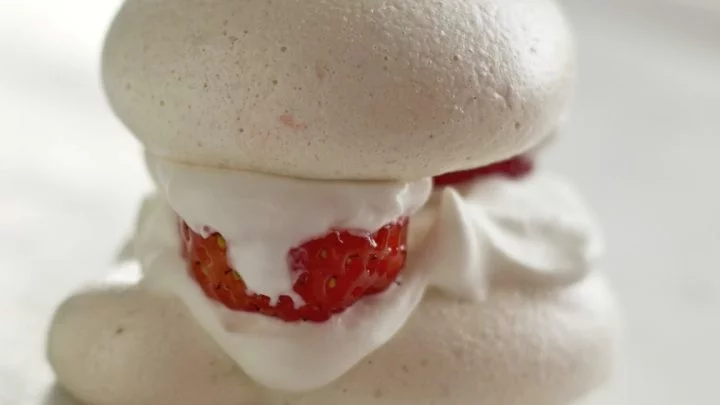 Double Stuffed Berry Meringues 1 Easy Berry Double Meringue Desserts