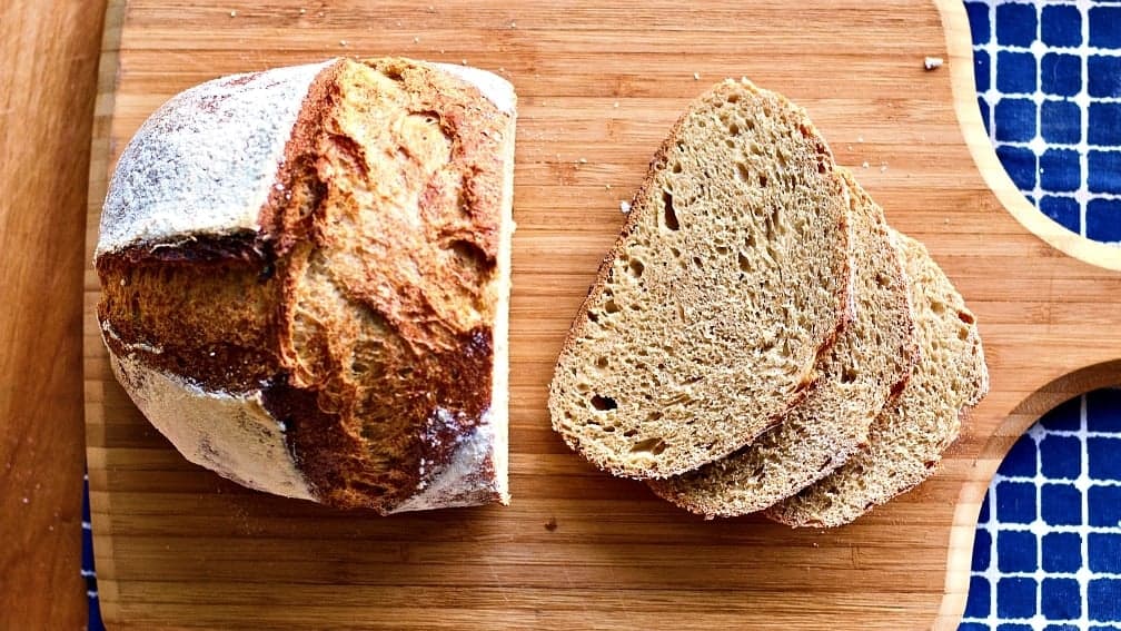 Pan de masa madre de trigo integral en rebanadas