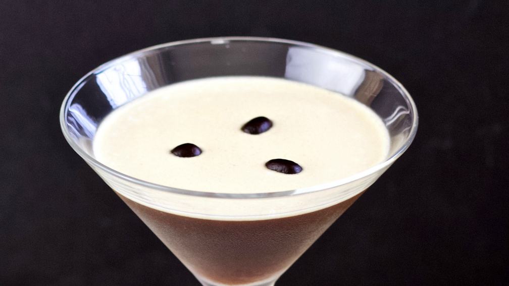 https://www.homemadefoodjunkie.com/wp-content/uploads/2019/06/espresso-martini-2.jpg