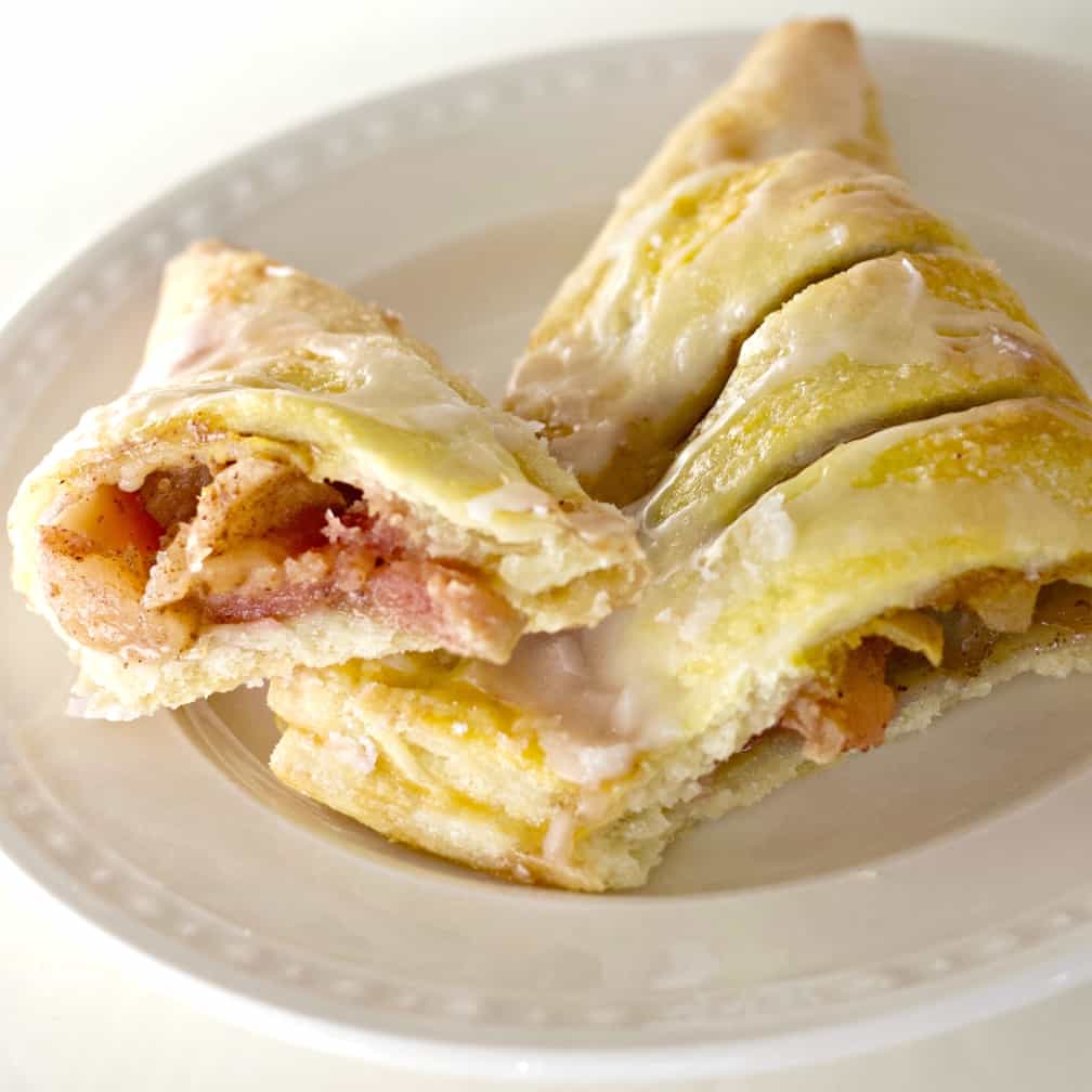 https://www.homemadefoodjunkie.com/wp-content/uploads/2019/11/apple-turnover-filling.jpg