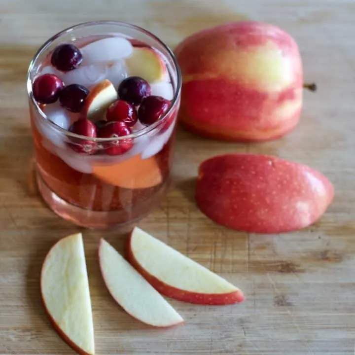 Crown apple Cranberry drink with apple slices