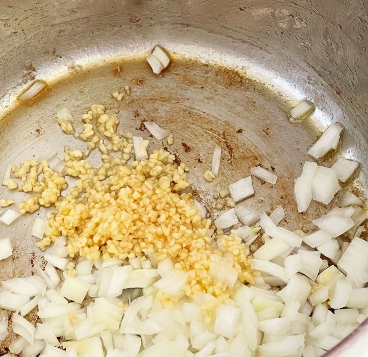 SautÉ Onion, Ginger And Garlic