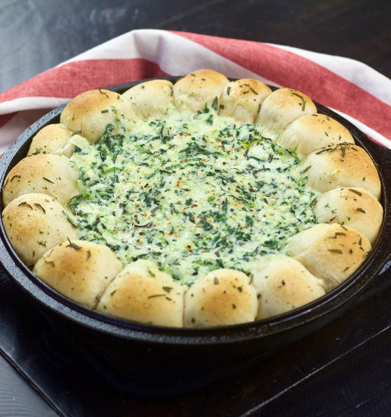 cheesy pull apart bread with spinach dip