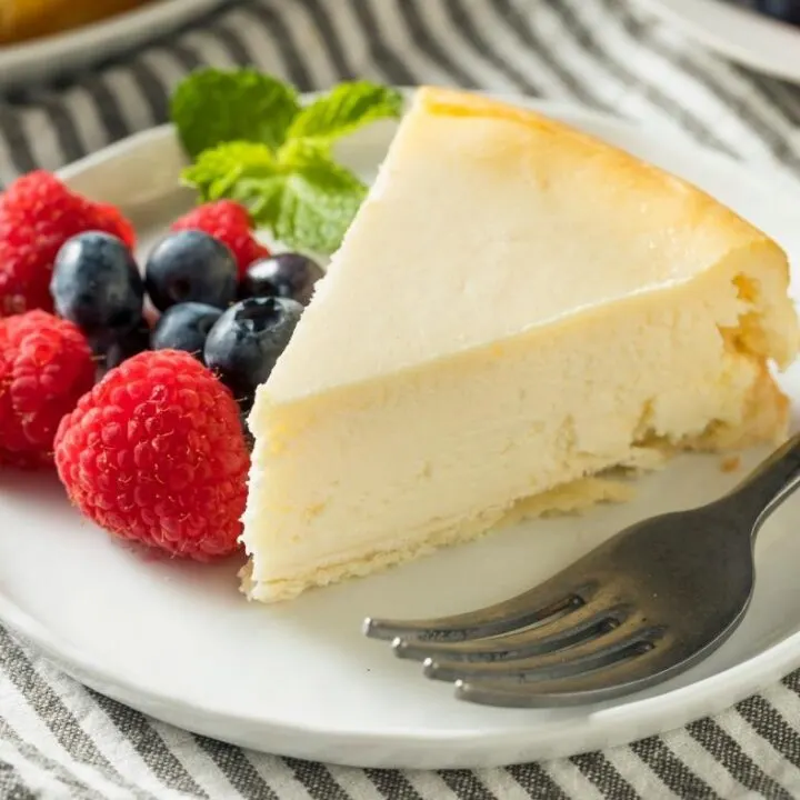 slice of crustless new york cheesecake with berries