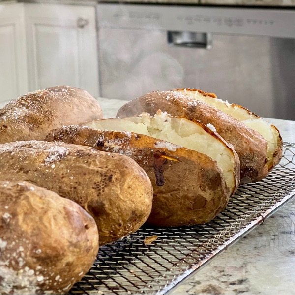 https://www.homemadefoodjunkie.com/wp-content/uploads/2022/11/air-fryer-baked-potatoes-1.jpg