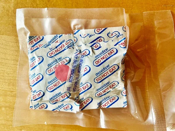 Oxygen Absorbers for Freeze-Dried Food: How and When to Use Them 5 oxygen absorbers vacuum packed with O2 indicator