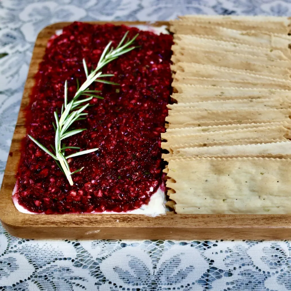 Cranberry Jalape&Ntilde;O Dip With Crackers