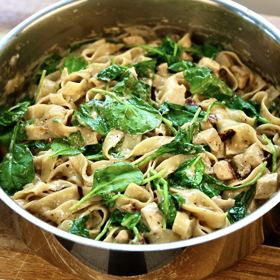 Creamy Garlic Chicken Pasta-Easy One Pan Weeknight Dinner 9 creamy garlic chicken pasta dinner